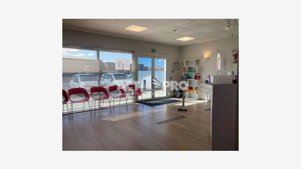 À louer local commercial 102 m² à Pollestres
