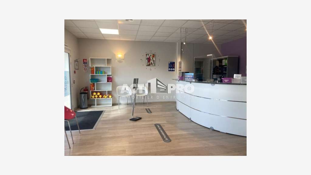 À louer local commercial 102 m² à Pollestres
