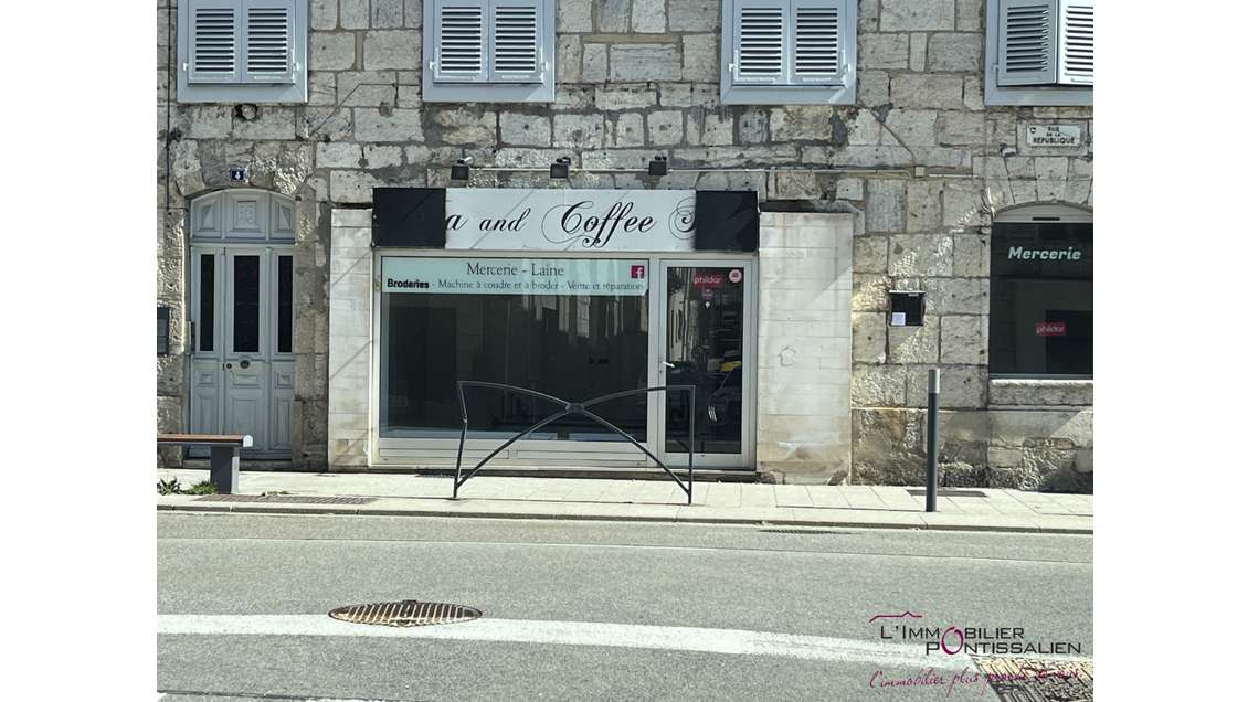 CENTRE-VILLE DE PONTARLIER - LOCAL COMMERCIAL A LO
