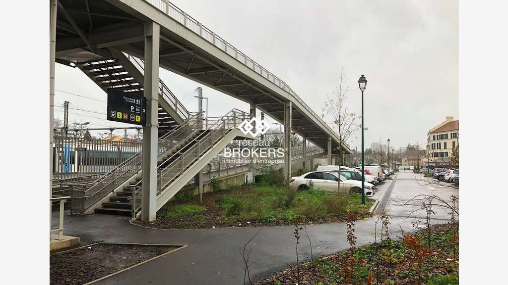 Local commercial 163m² au pied de la Gare Pontoise