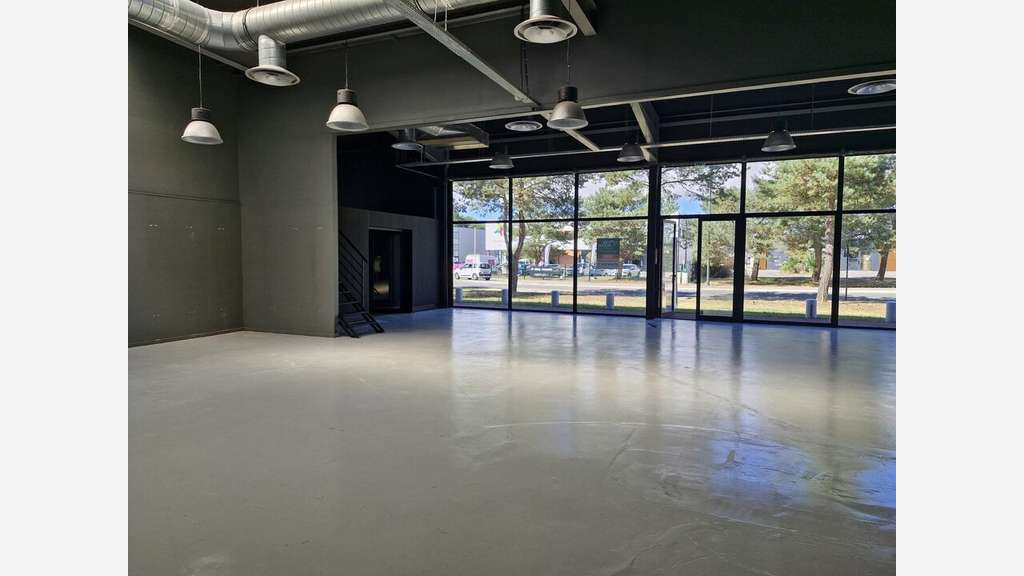 A louer local commercial de 600m² en ZAC à Pornic