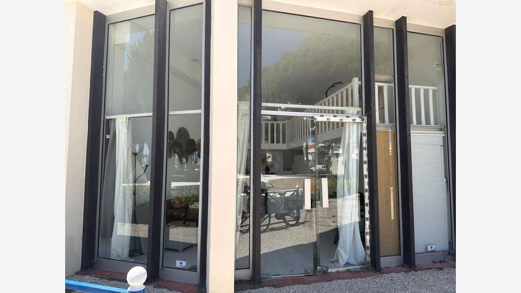 PORT-CAMARGUE LOCAL COMMERCIAL RÉNOVÉ DE 25 M² A