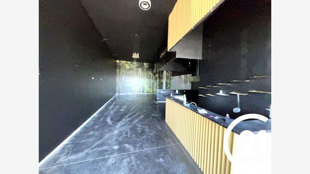 Loue local de 140m² en zc Portes les Valence