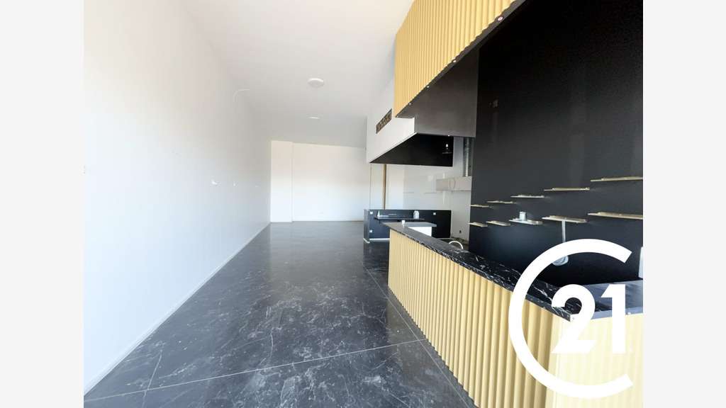 Loue local de 140m² en zc Portes les Valence