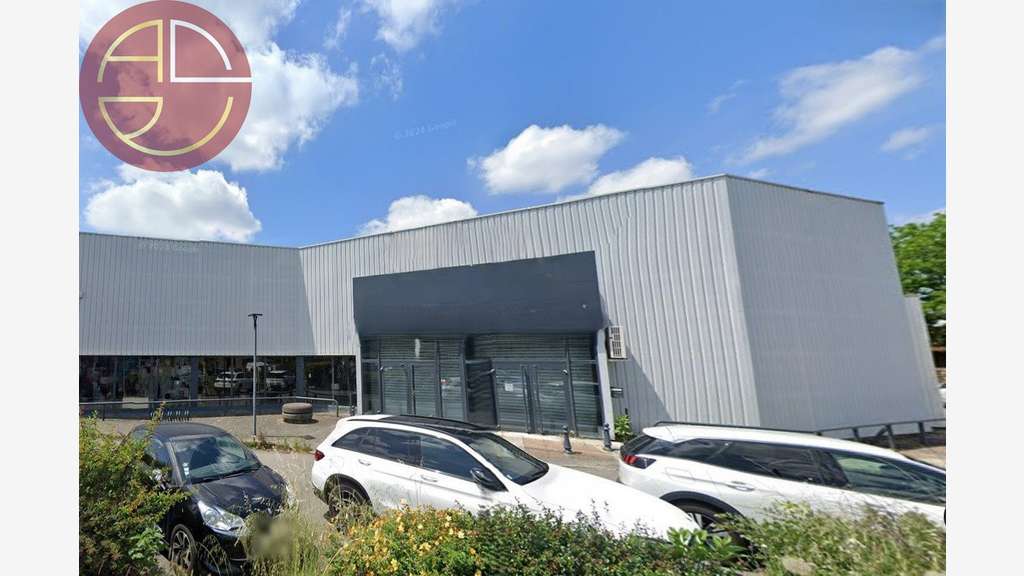 Location local 1100m² ERP avec vitrines à Portet