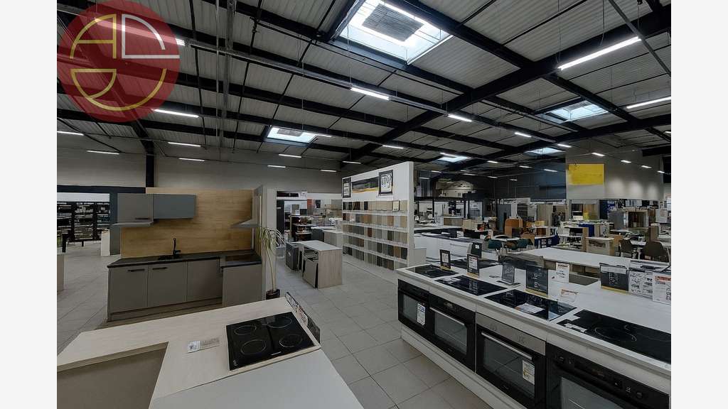 Location local 1100m² ERP avec vitrines à Portet