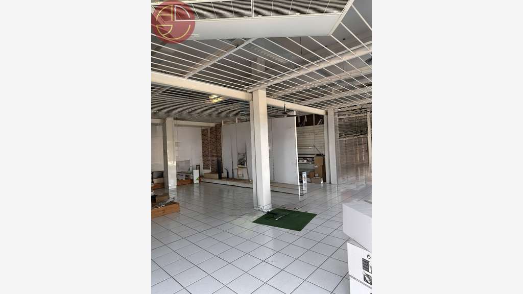 Location local 1100m² ERP avec vitrines à Portet