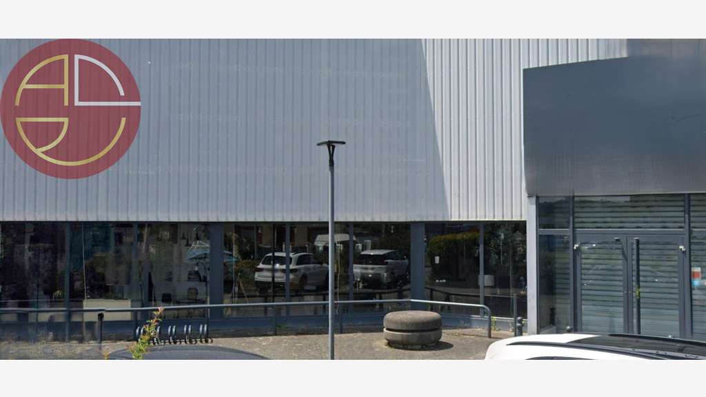 Location local 1100m² ERP avec vitrines à Portet