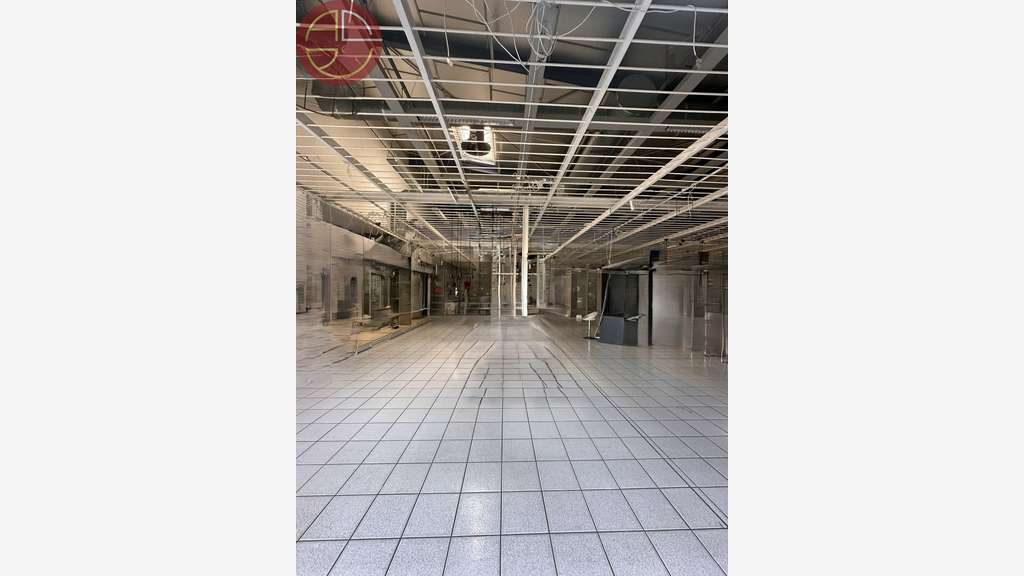 Location local 1100m² ERP avec vitrines à Portet