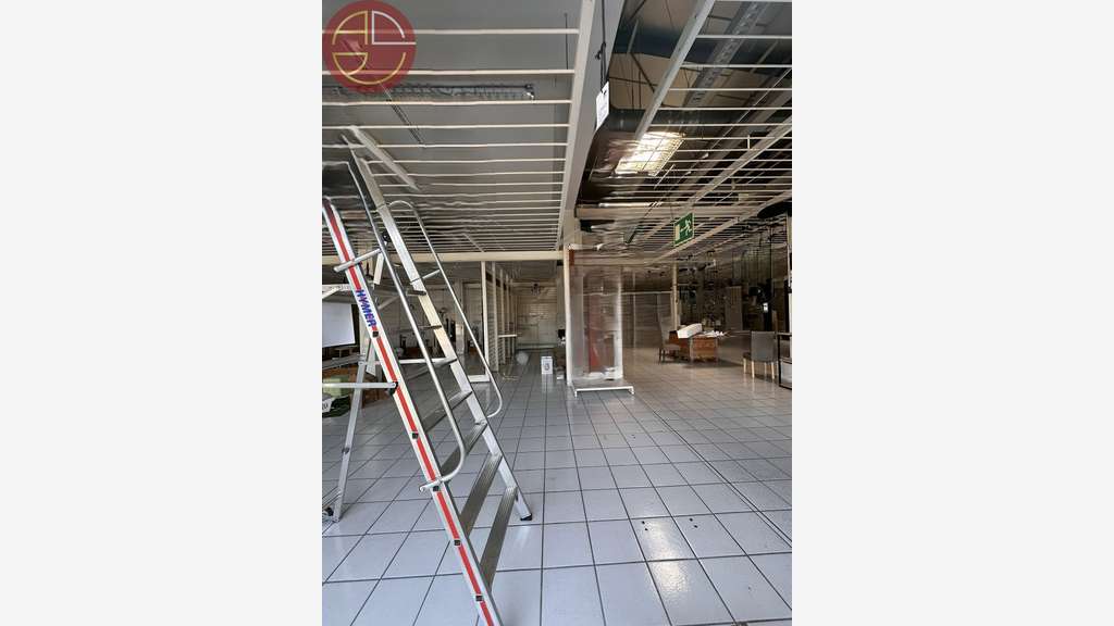 Location local 1100m² ERP avec vitrines à Portet