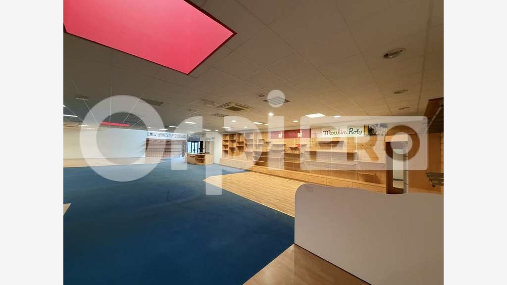 Local commercial de 630m² à louer à Prémilhat