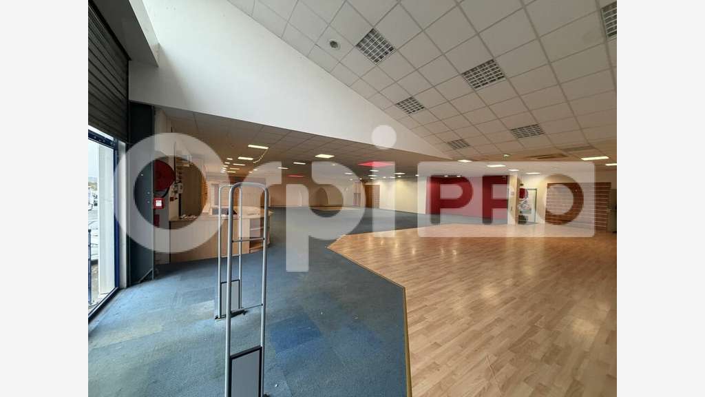 Local commercial de 630m² à louer à Prémilhat