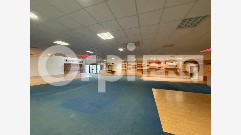 Local commercial de 630m² à louer à Prémilhat