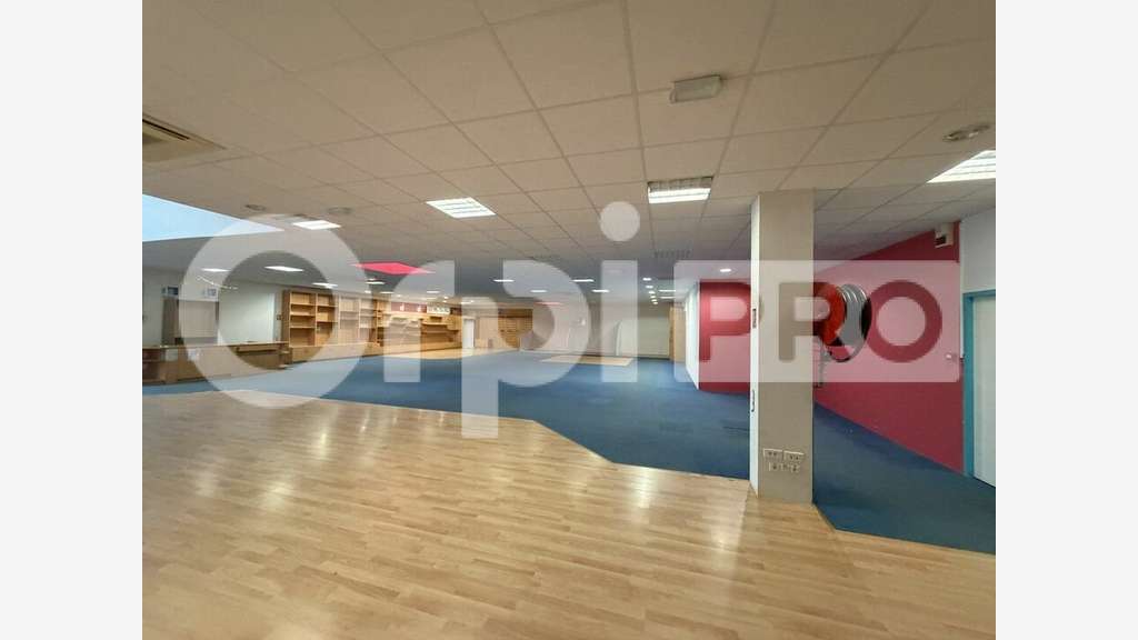 Local commercial de 630m² à louer à Prémilhat