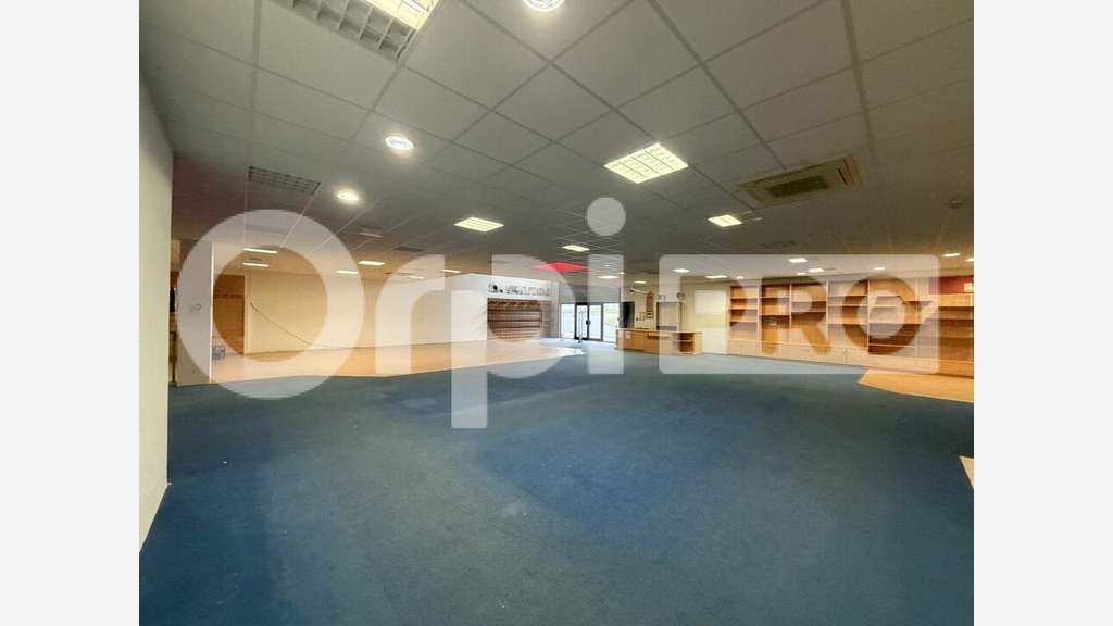 Local commercial de 630m² à louer à Prémilhat