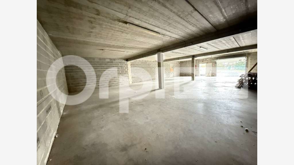 Local commercial de 630m² à louer à Prémilhat