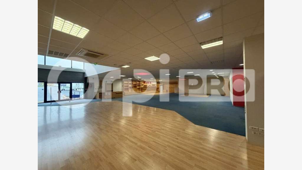 Local commercial de 630m² à louer à Prémilhat