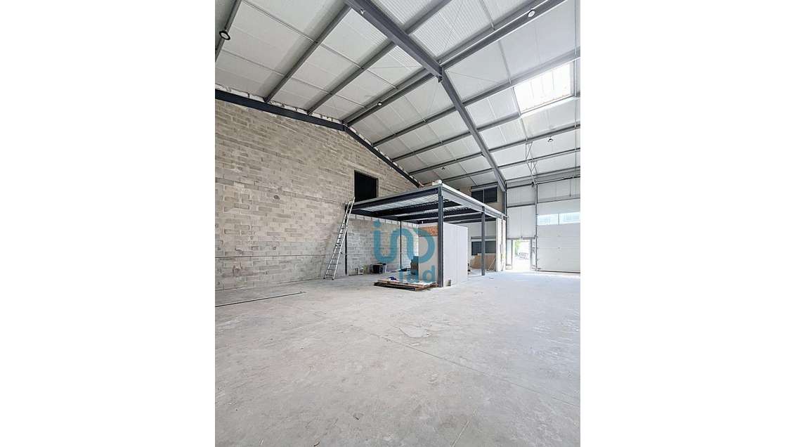 Location entrepôt 300m² à Pringy
