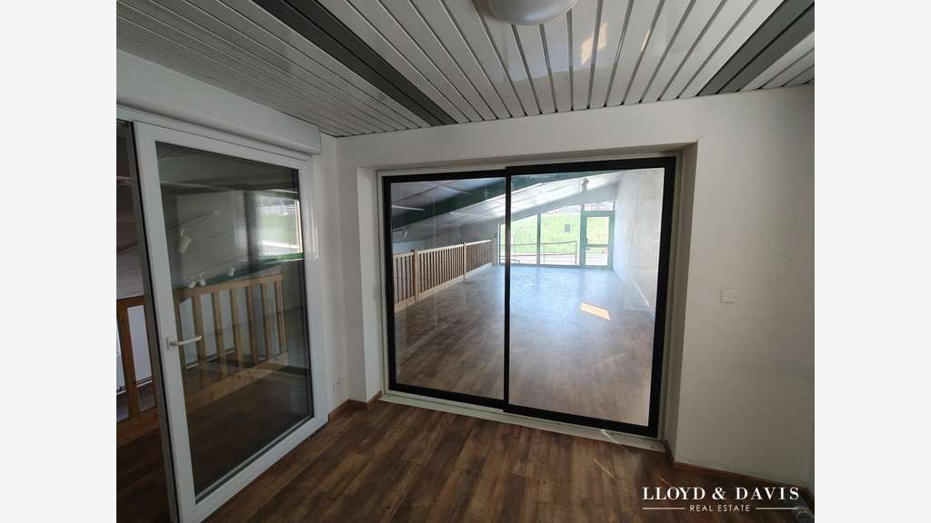 Loue local sur 2 niveaux 250m² zone du lac Privas