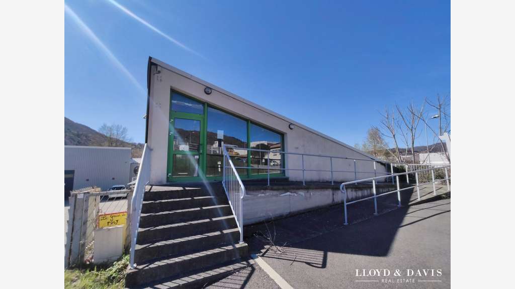 Loue local sur 2 niveaux 250m² zone du lac Privas