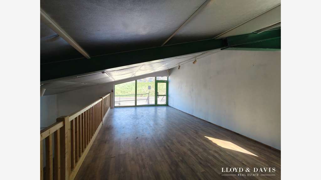 Loue local sur 2 niveaux 250m² zone du lac Privas