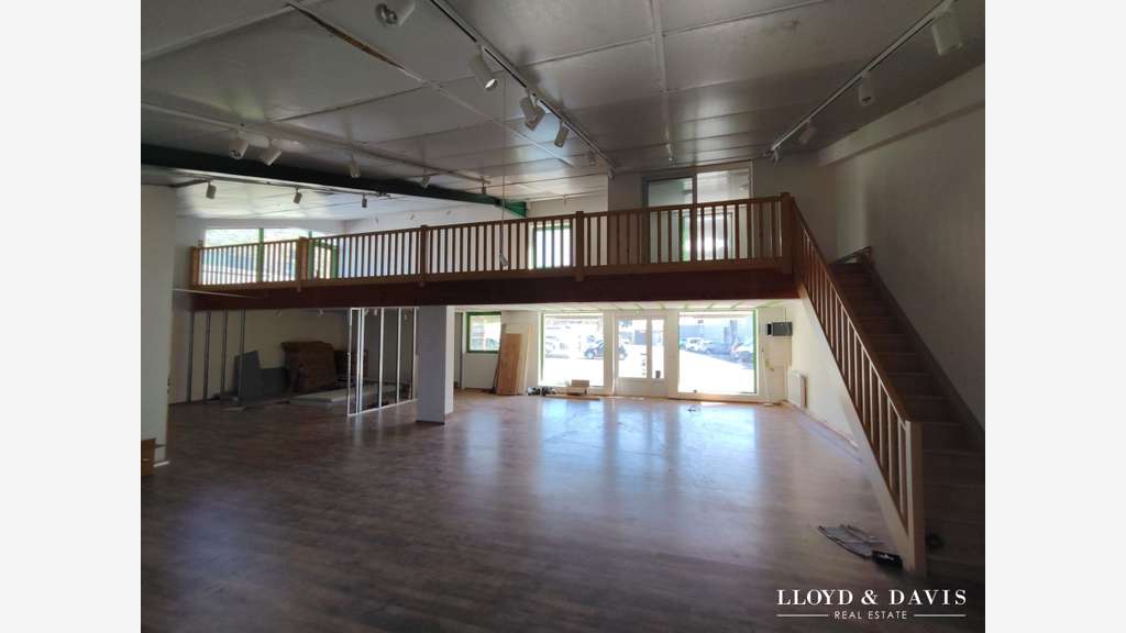 Loue local sur 2 niveaux 250m² zone du lac Privas
