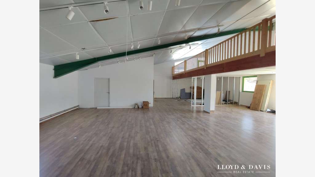 Loue local sur 2 niveaux 250m² zone du lac Privas