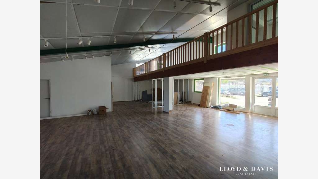 Loue local sur 2 niveaux 250m² zone du lac Privas