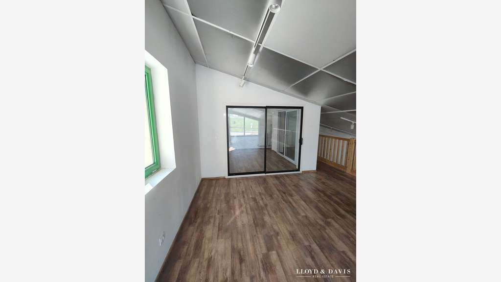 Loue local sur 2 niveaux 250m² zone du lac Privas