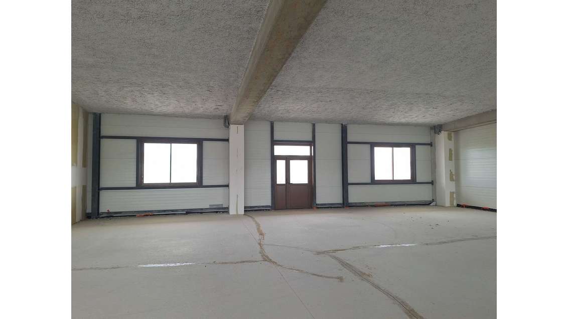 Bureaux et locaux commerciaux. Parking clientèle g