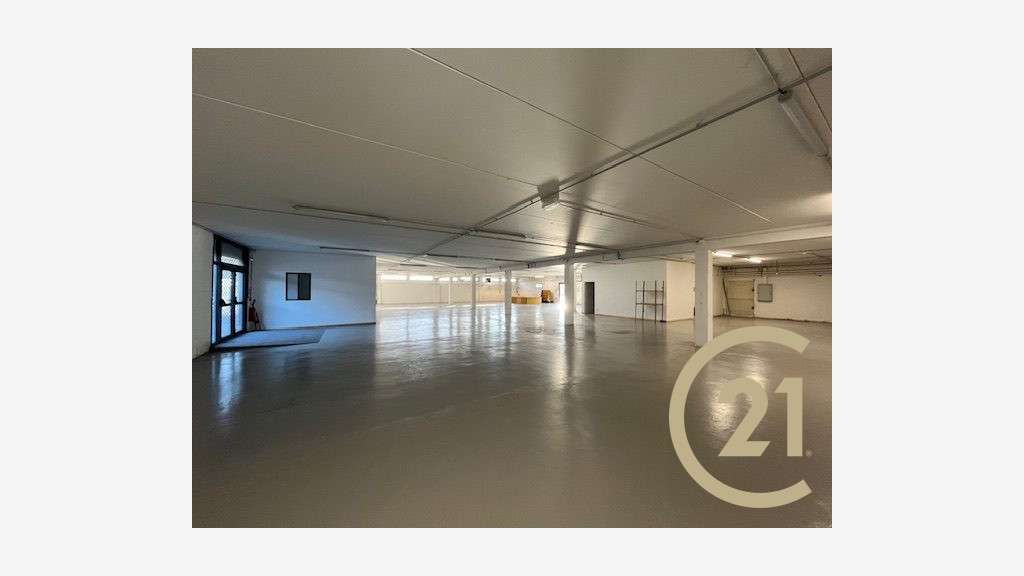 A louer local de 700m² avec parking za Puygouzon