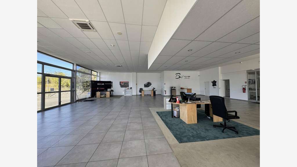 Local commercial 1278m² à louer à Puymoyen