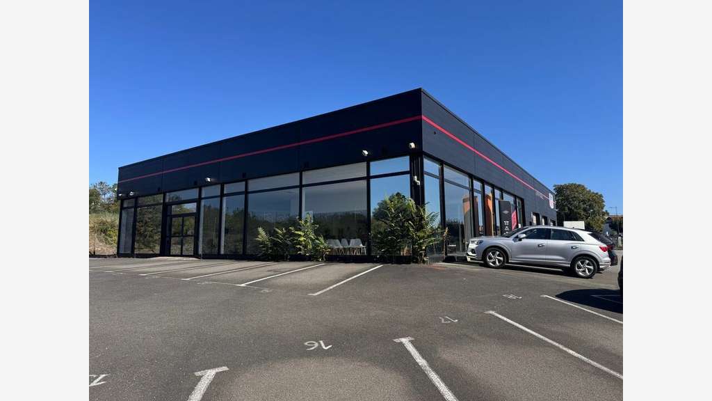 Local commercial 1278m² à louer à Puymoyen