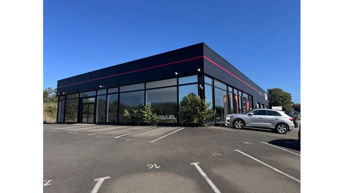 Local commercial 1278m² à louer à Puymoyen
