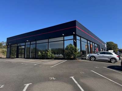 Local commercial 1278m² à louer à Puymoyen