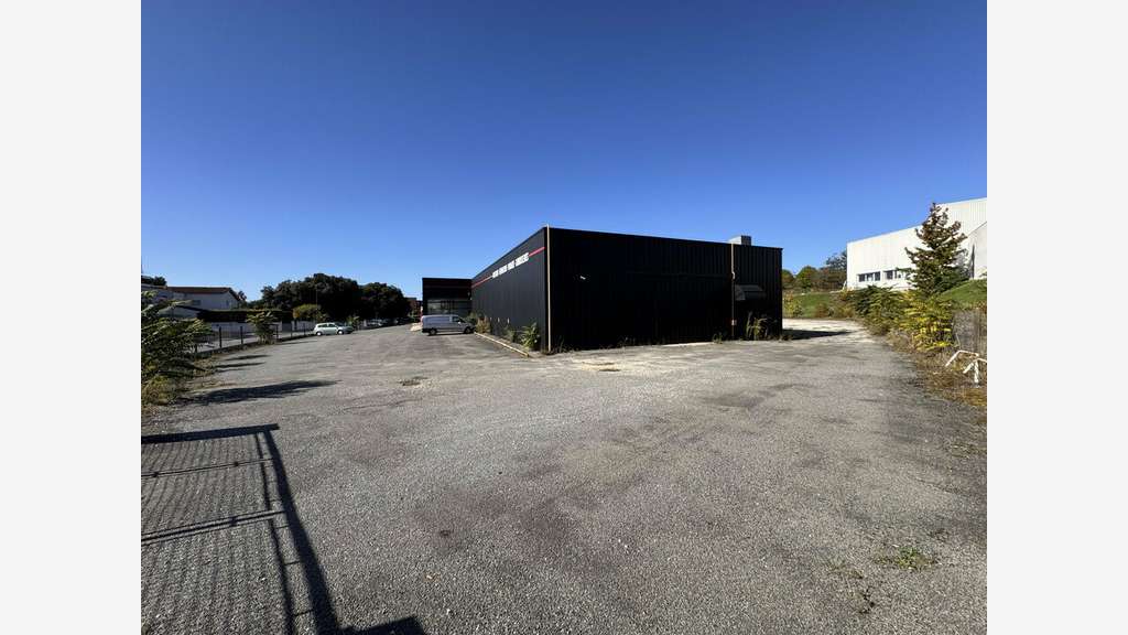 Local commercial 1278m² à louer à Puymoyen