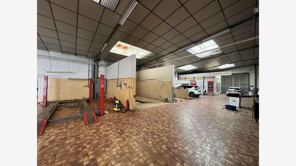 Local commercial 1278m² à louer à Puymoyen
