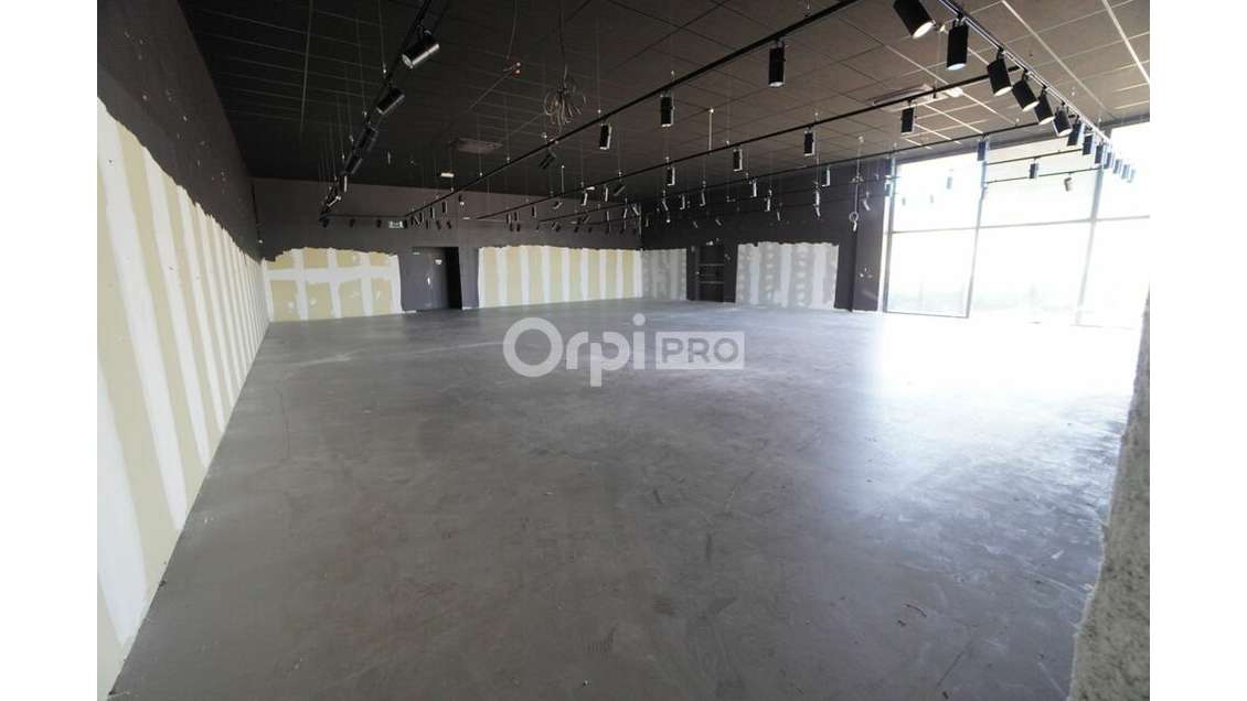 A louer local commercial de 300m² secteur Quetigny