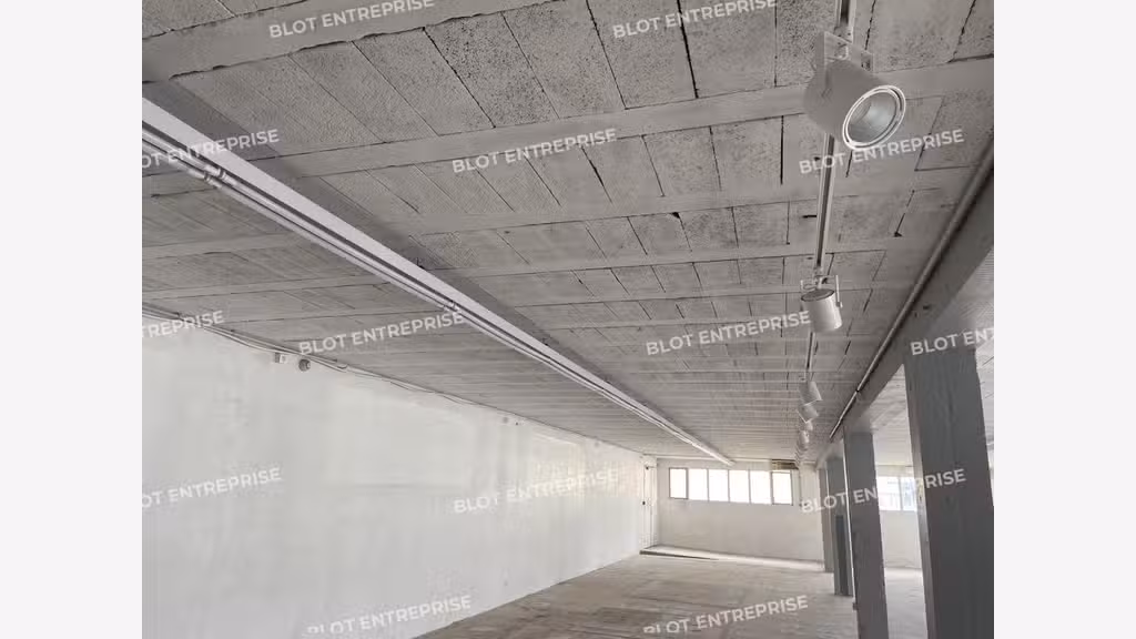 A louer locaux commerciaux 300m² en ZA à Quevert