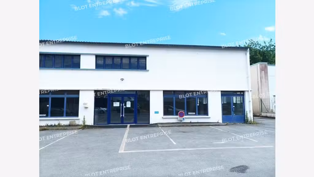 A louer locaux commerciaux 300m² en ZA à Quevert