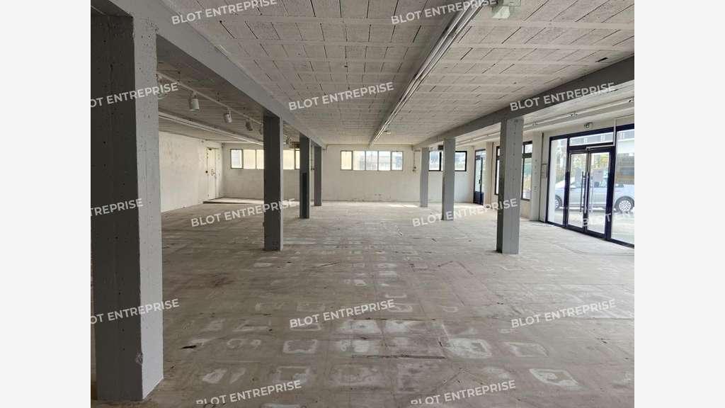 A louer locaux commerciaux 300m² en ZA à Quevert