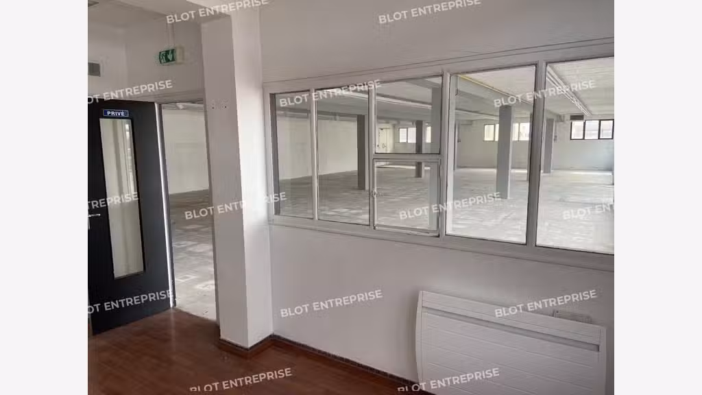 A louer locaux commerciaux 300m² en ZA à Quevert