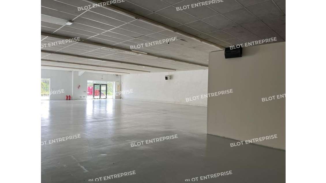 A louer local commercial de 586m² Quimper Gourvily