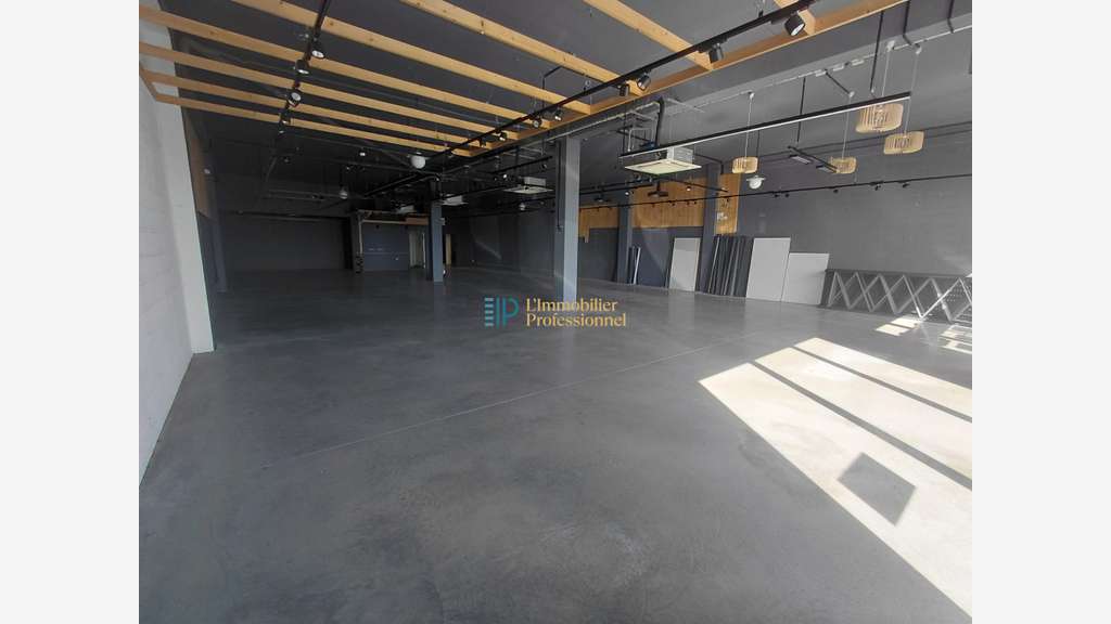 A louer local commercial de 412m² à Quimper Sud