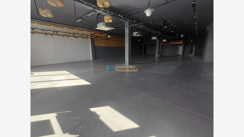 A louer local commercial de 412m² à Quimper Sud