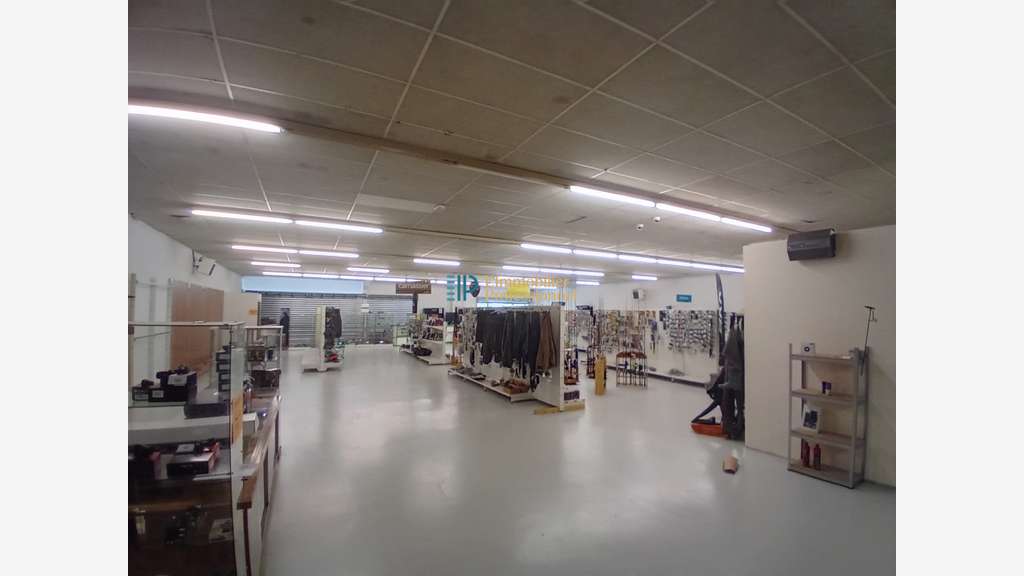A louer local commercial de 585m² Quimper Gourvily