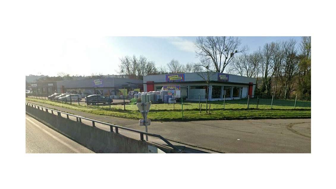 A louer local 1200m² visibilité rond-point Quimper