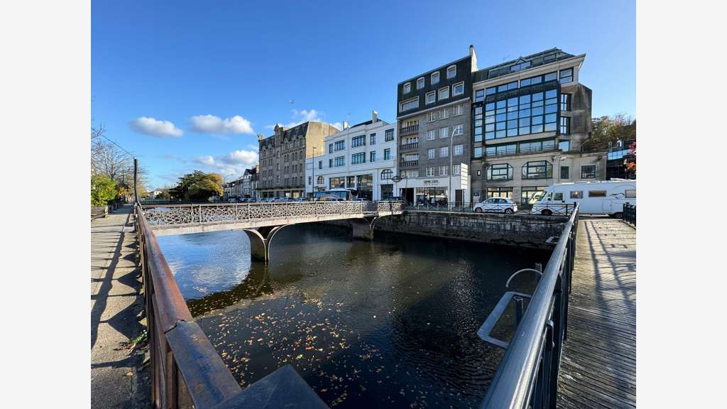 A louer très beau local 155m² sur quais à Quimper