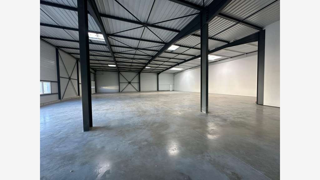 Local 700m² rénové à louer Rambouillet Gazeran
