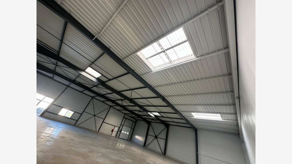 Local 700m² rénové à louer Rambouillet Gazeran